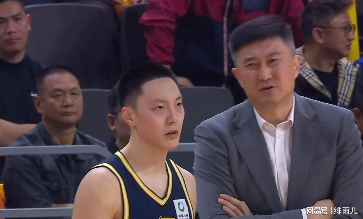 爱游戏官方入口-两连败后!广东队变阵,杜锋召回张文逸,挤走徐杰,取代陈家政!
