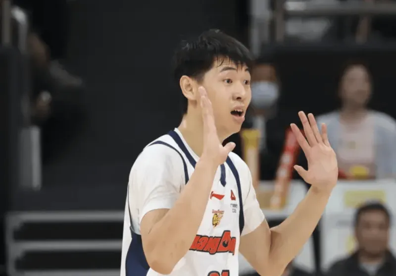 爱游戏-崔永熙全场出战17分钟,投篮2中1得到2分4篮板