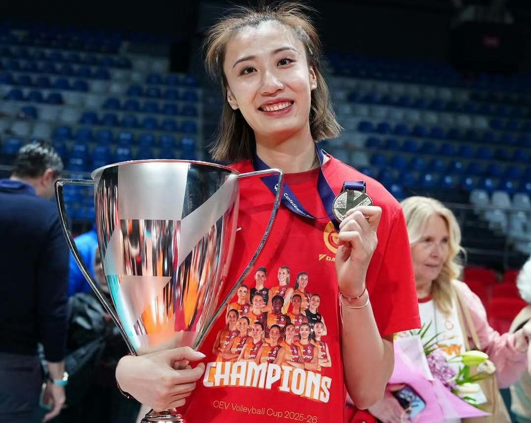 拦网第1！中国女排28岁1米95王牌留洋进化：接替袁心玥当副攻支柱